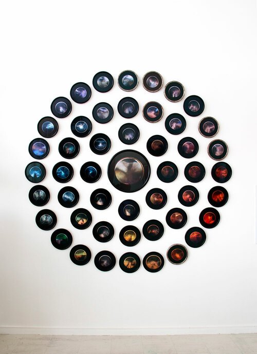 φάντασμα, 2014, 49 tondi photographiques, diam. 22 cm. et 43 cm., tirages argentiques, encadrements circulaires, laque noire et feuille d'argent.