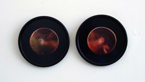 φάντασμα, 2013, Dyptique photographique, tirages argentiques couleurs, tondi, diamètre 20 cm, laque noire.