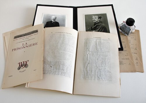 "Charles Swann", 2020, quatre pages gommées dans un volume de La Prisonnière, NRF in-octavo, 1931, documents, photographies, flacon de poussière de gomme à encre.