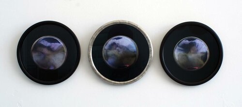 φάντασμα, 2013, Tryptique photographique, tirages argentiques couleurs, tondi, diamètre 20 cm, laque noire et feuille d'argent.