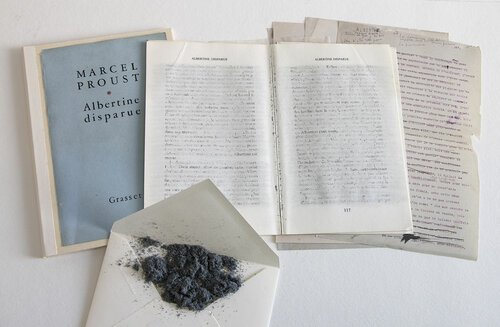 "Albertine disparue (la fugitive)", 2020, quinze pages gommées dans l'édition originale de la dernière version revue par l'auteur, Grasset, 1987, et poudre de gomme.