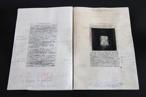 Palimpseste, 2018, tirage photographique, graphite, pigment et encre sur feuille de parchemin, 30x21 cm.